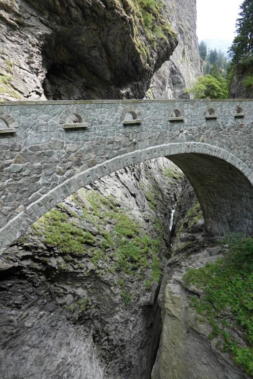 A quelques km, dans la vallée du Rhin postérieur, les gorges de Via Mala